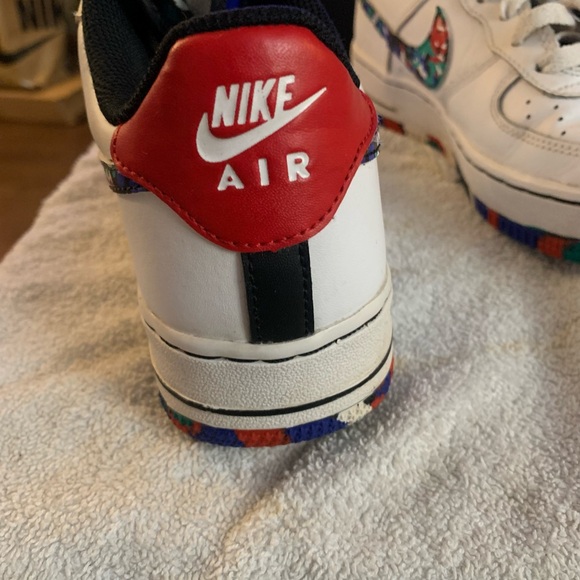 Kids Nike Air Force 1 size 5Y shoes. White with multi-color like new. - Picture 4 of 6